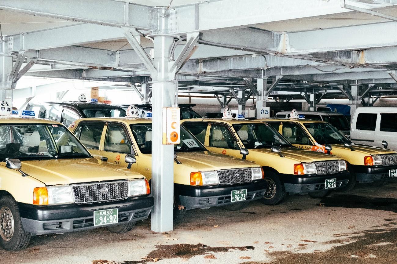 平岸タクシーの車輛が並んでいる様子