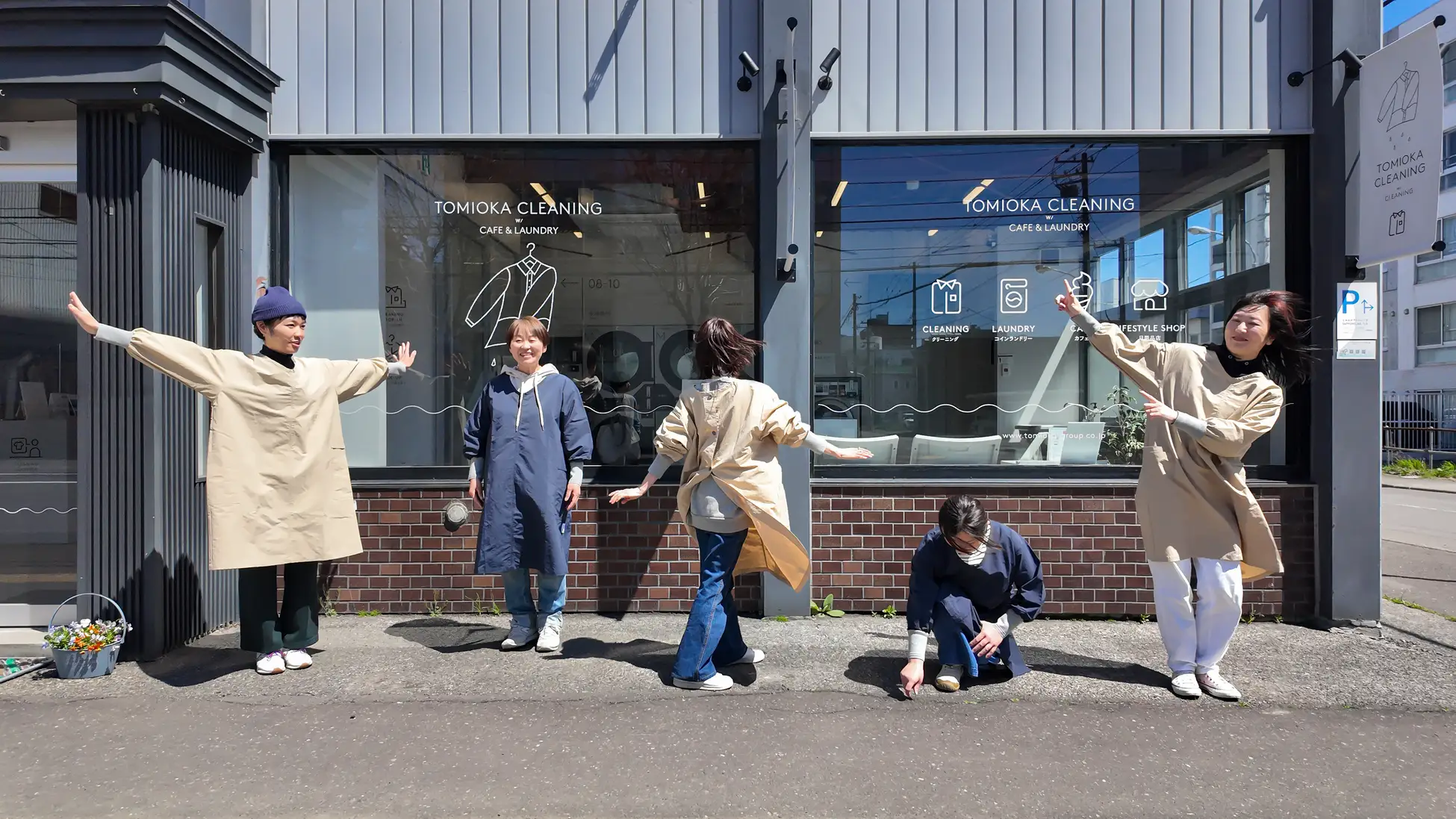 クリーニング店が家事作業に合わせデザインした割烹着を新発売