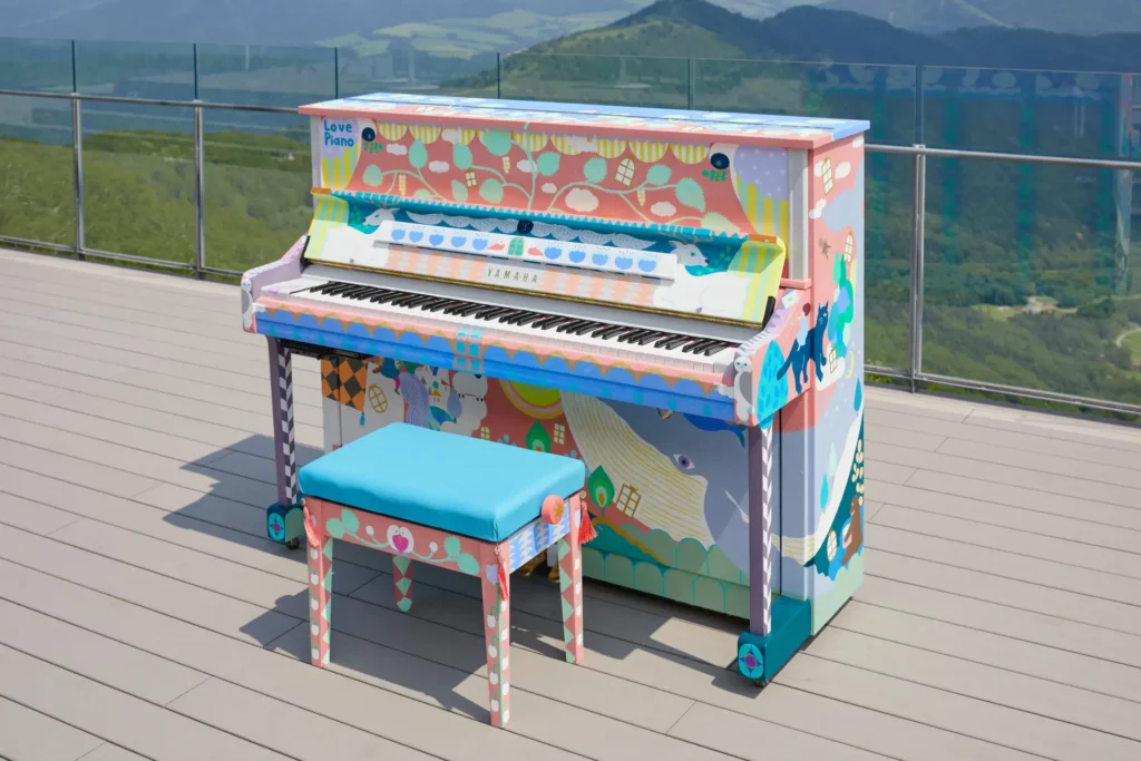 【星野リゾート　トマム】絶景を眺めながら、音楽の秋を楽しむ！雲海テラスにストリートピアノ「LovePiano」を期間限定で設置します｜期間：2024年9月14日～26日