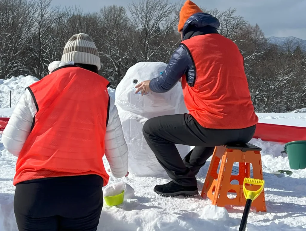 さっぽろ羊ヶ丘展望台で「雪像制作体験」を開催。雪像を見るだけでなく作って楽しむ体験を提供。