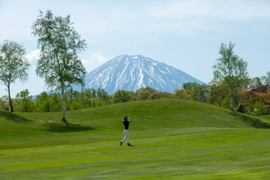 羊蹄山の絶景を眺めながら、ゴルフ、グルメ、温泉を楽しむ贅沢なニセコの夏ステイ「ゴルフ ステイプラン」