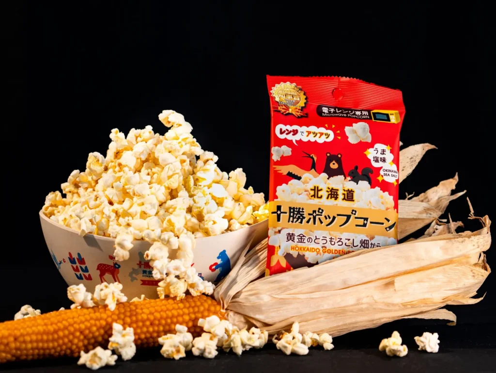 「おうちでチンして映画館気分」北海道の農家が畑からおいしいポップコーン体験をお届け！ポップなパッケージが都営地下鉄３路線の吊手広告をジャック。