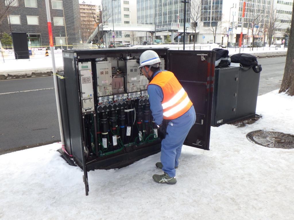 電力設備の巡視点検の様子