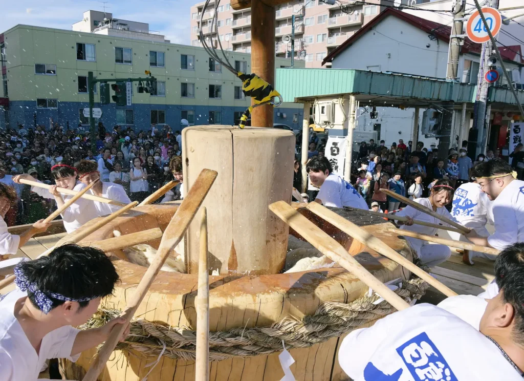 [第43回いわみざわ百餅祭り］健康長寿を祈願し、秋の実りを食べて楽しむ！人気のお汁粉無料配布も！9月13日(土)、14日(日)開催