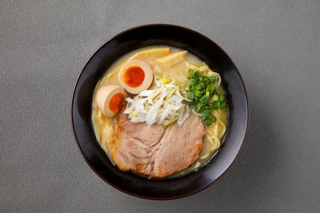 リレー方式ラーメン企画「POPUPラーメン」第9弾はミシュランガイド北海道特別版で２回連続ビブグルマンに選出された「札幌ラーメン　麺屋菜々兵衛」。