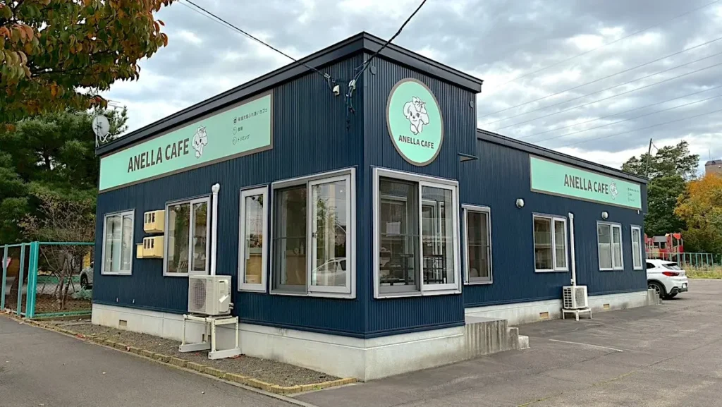 【北海道初上陸&全国拡大中】福祉型保護犬猫ふれあいカフェ「ANELLA CAFE 札幌清田店」10月30日オープン—癒やし×ずっとの家族探し×就労支援で“三方良し”、地域に新たな温もりを。