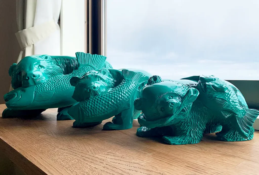 【礼文観光ホテル 咲涼】咲涼で長年眠る北海道の工芸品”木彫り熊”が、現代アート作品として生まれ変わる