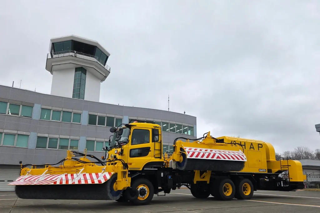 最大除雪幅を誇る「スノースイーパS-580CⅡ」函館空港・釧路空港への納入完了