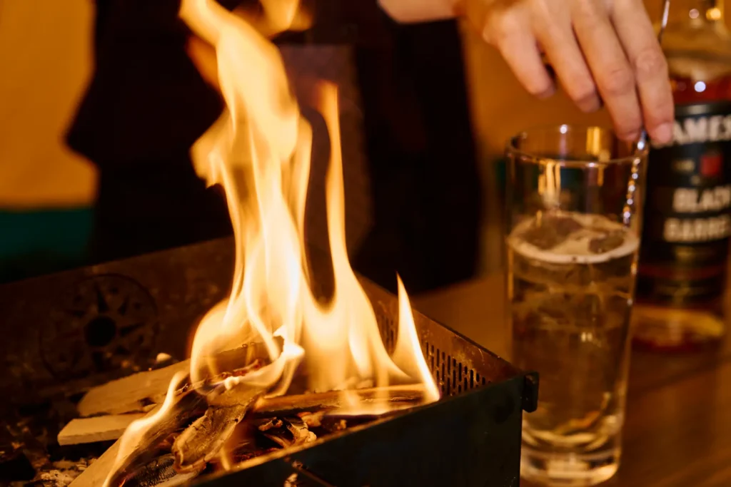 焚火の揺らぎで心がほぐれる“新・没入スポット”「マチナカTAKIBI BAR」本日より開催